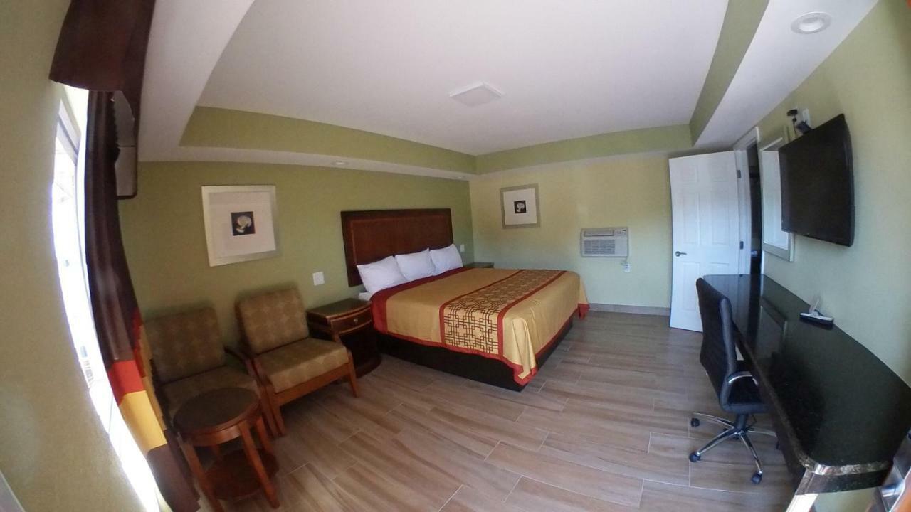 Travel Inn Of Riviera Beach Bagian luar foto
