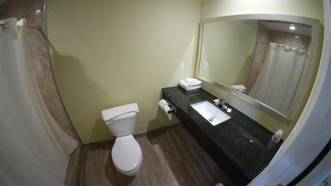 Travel Inn Of Riviera Beach Bagian luar foto